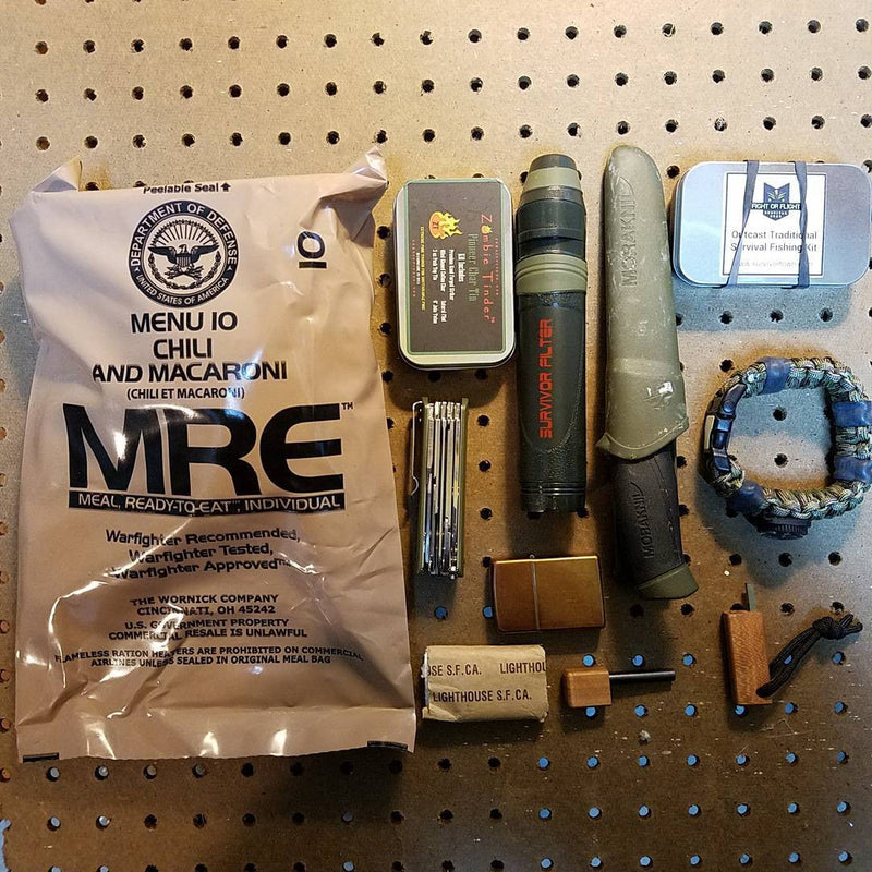 Load image into Gallery viewer, Camper Strap - Outdoor, Hike, & Kayak ready Survival Fire Starter Paracord Bracelet.