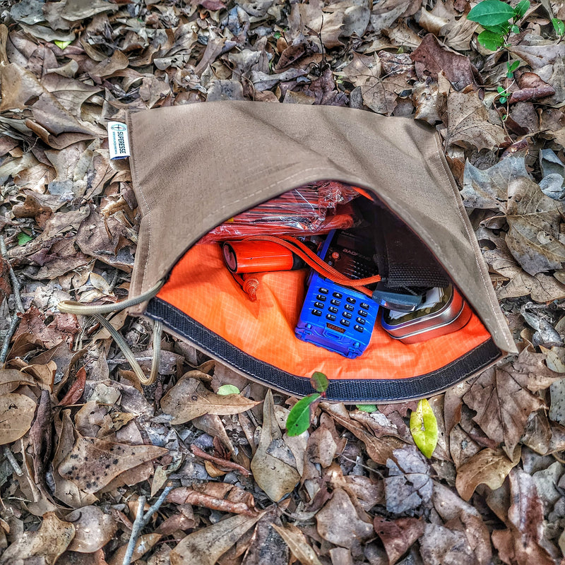 Load image into Gallery viewer, EDC Hank - Pocket Dump Storage Compartment Handkerchief.
