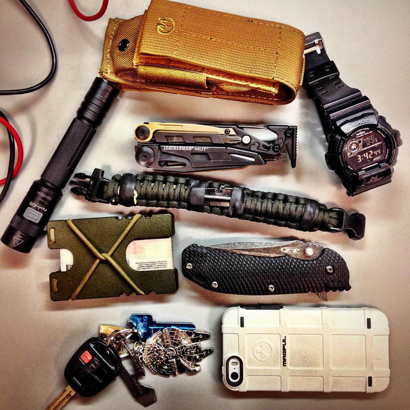Load image into Gallery viewer, Bug Out Bracelet - Paracord Bracelet, Survive Offgrid with 30 item last ditch effort kit.
