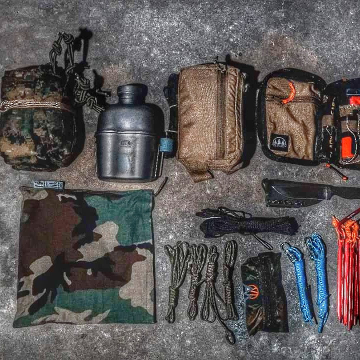 Load image into Gallery viewer, EDC Hank - Pocket Dump Storage Compartment Handkerchief.
