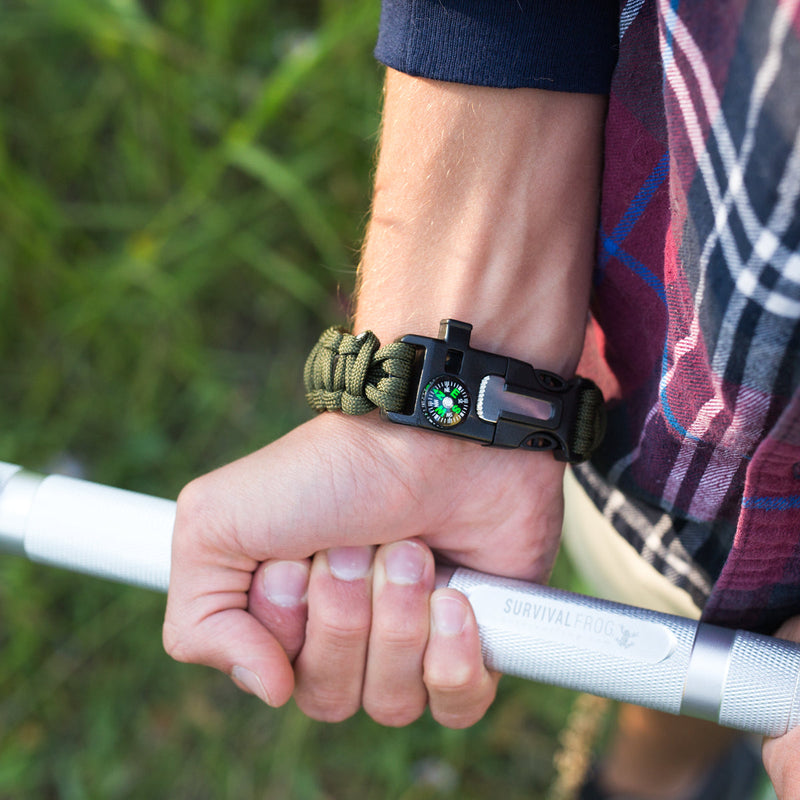Load image into Gallery viewer, Paracord Survival Bracelet
