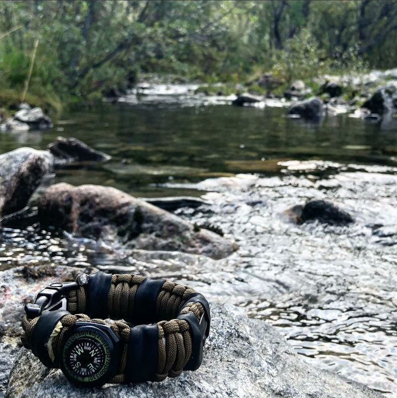 Load image into Gallery viewer, Bug Out Bracelet - Paracord Bracelet, Survive Offgrid with 30 item last ditch effort kit.
