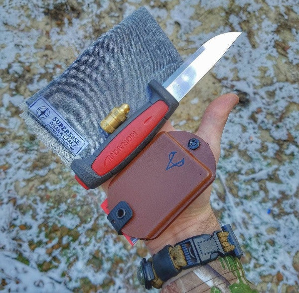 Load image into Gallery viewer, Saw Shemagh: Firestarter sewn button, built-in Kevlar Utility Saw, Fire Tinder border.
