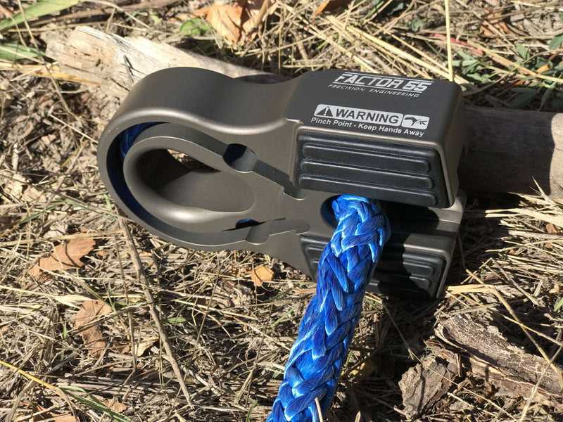 Load image into Gallery viewer, Factor 55 Flat Splicer 3/8-1/2&quot; Synthetic Rope Splice-On Shackle Mount
